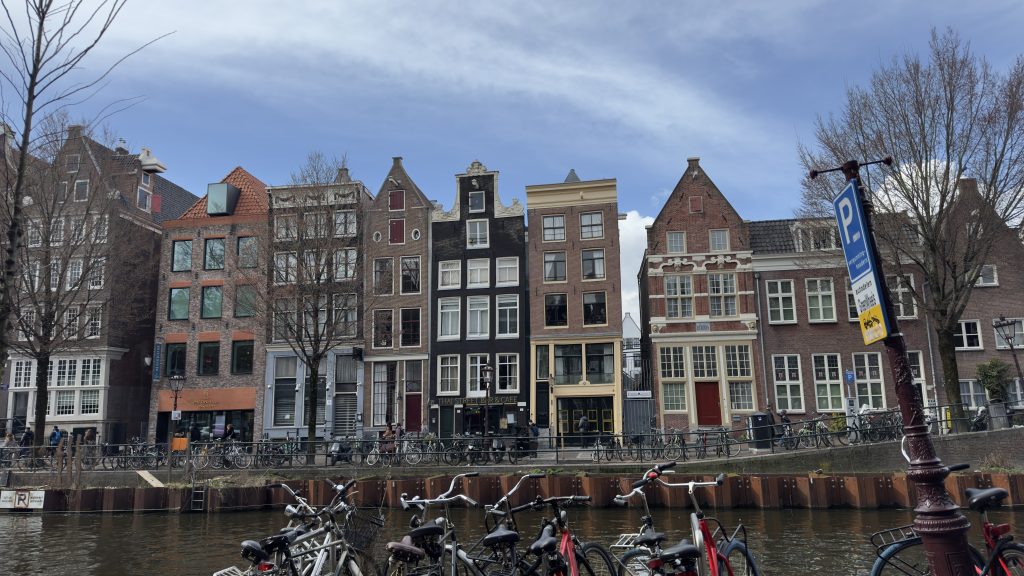 Farbige Häuser entlang eines Kanals