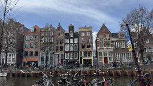 Farbige Häuser entlang eines Kanals